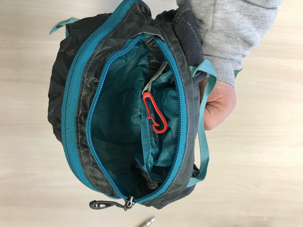 pohled shora do menší kapsy na drobnosti u batohu Osprey Ultralight Stuff Pack