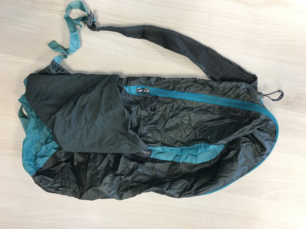 pohled na boční pružnou kapsu u Osprey Ultralight Stuff Pack