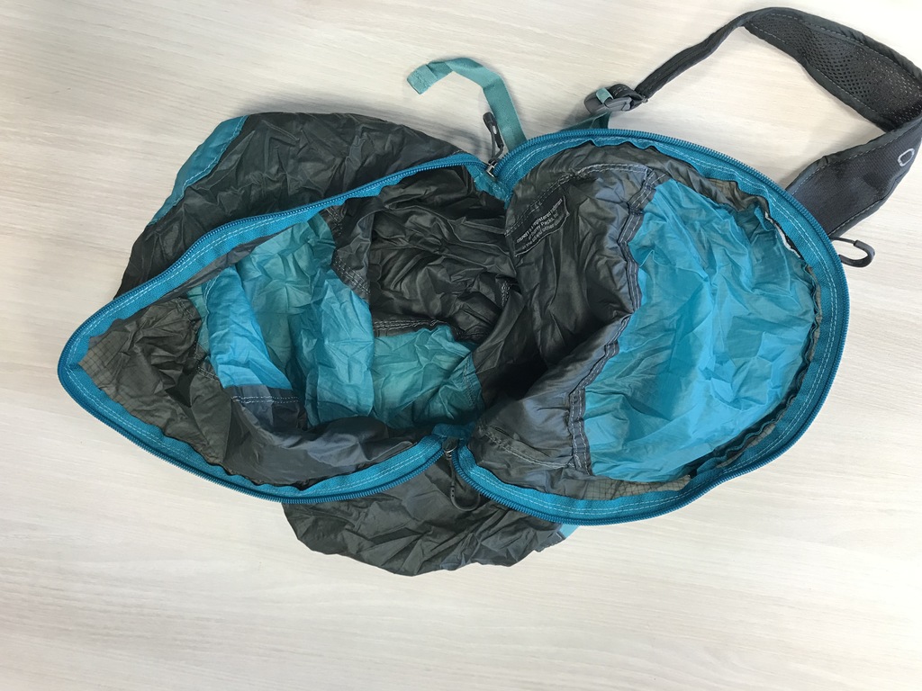 pohled shora do hlavní komory batohu Osprey Ultralight Stuff Pack