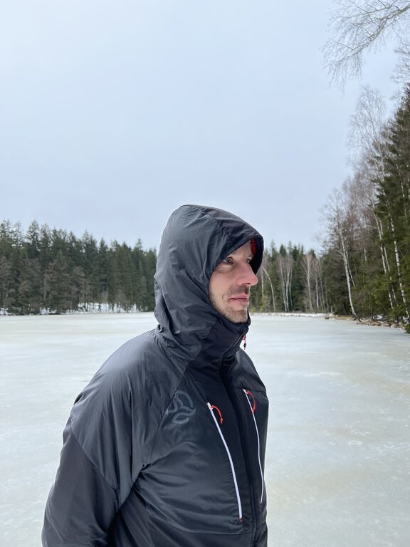 Recenze bundy Ternua Kimo JKT M MICROSHELL na vnější straně bundy Ternua Kimo dokonale chrání před větrem