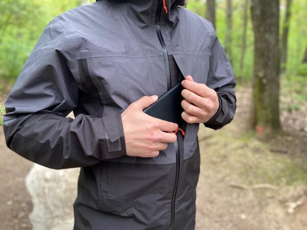 Pánská bunda Patagonia Boulder Fork Rain - stahovací šňůrka dolního lemu bundy - náprsní kapsa