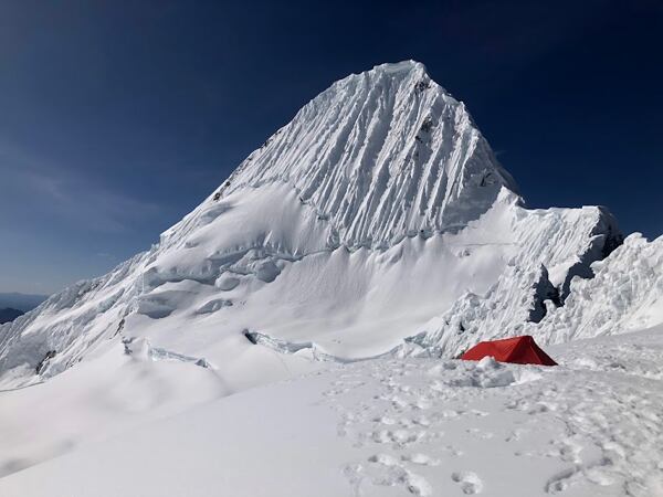 Alpamayo high camp s výhledem na slavnou jihozápadní stěnu II