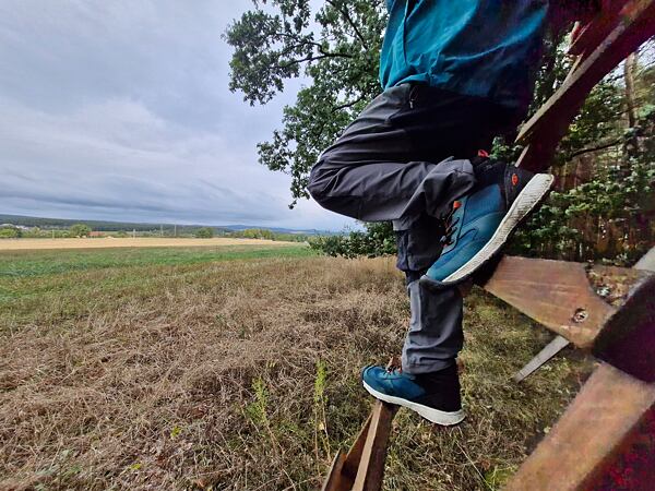 Dětské boty KEEN SKUA MID WP YOUTH - podešev je dost členitá, takže boty nepodkluzují a zůstávají v terénu stabilní