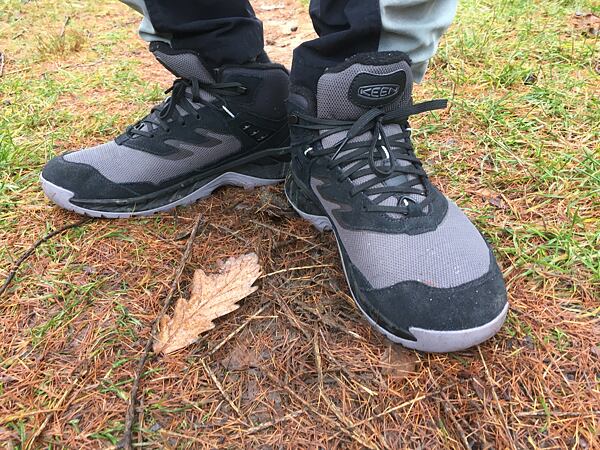 Pánské turistické boty KEEN HIGHTRAIL MID POLAR – díky háčkům si snadno a rychle utáhnete tkaničky podle potřeby