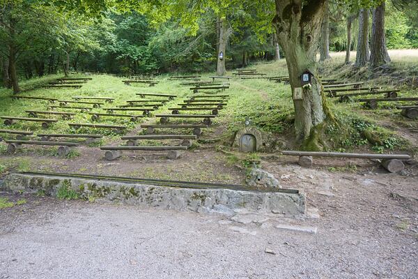Studánka Brezová vyvěrá v sedle pod Bílým vrchem