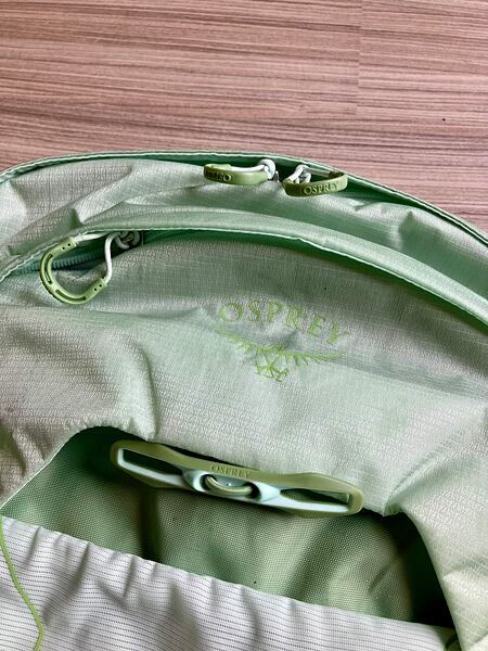 Batoh Osprey Tempest 22 Lady – držák na cyklistickou helmu a malá kapsička na zip