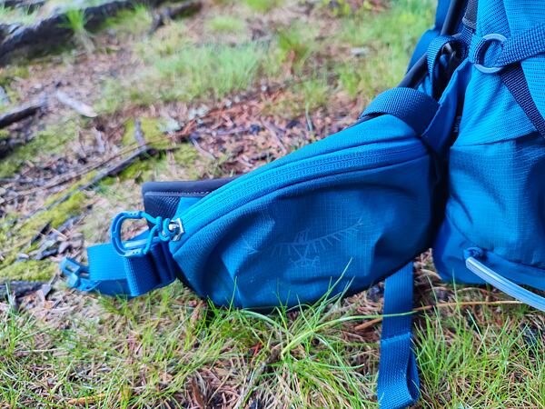 Batoh Osprey Talon 26 Man – kapsa na zip na bederním pásu