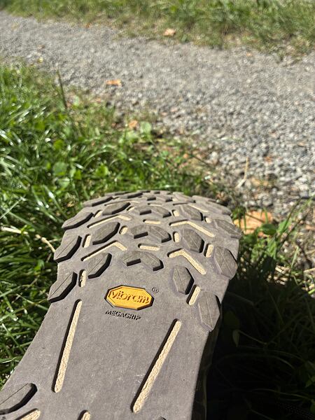 Pánské běžecké boty NNormal M CADÍ – podešev Vibram Megagrip – spolehlivý grip ve většině podmínek