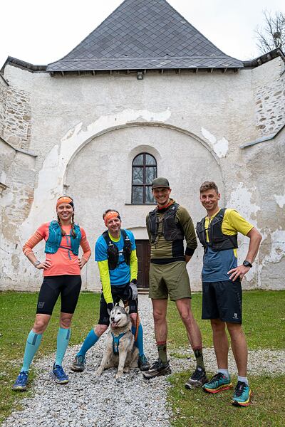 Rock Point výzvy napříč Novohradskými horami - V plné sestavě a v dobré náladě u kostela v Pohoří na Šumavě