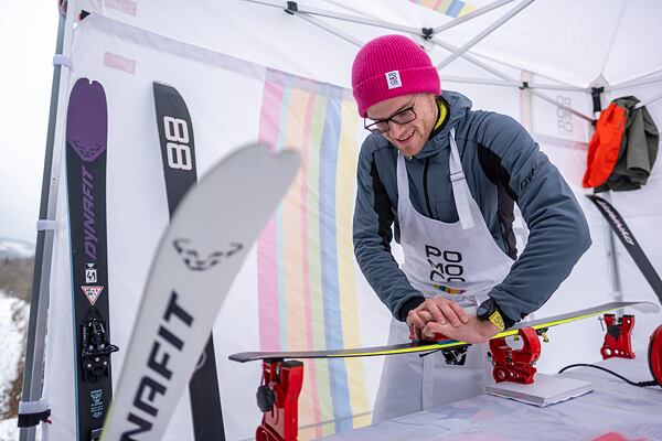 Voskování skialpových pásů nabízel stánek Pomoca v rámci akce Rock Point skialp day a hobby závod Šumavský rys 2026