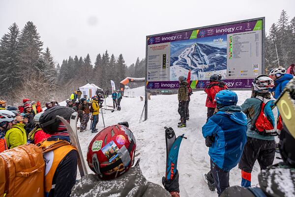 Instruktáž závodníků před startem druhého ročníku Rock Point skialpového hobby závodu Šumavský rys 2026
