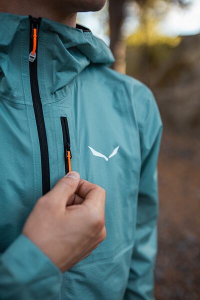 Pánská bunda SALEWA PEDROC 2 PTX AIR 2.5 JKT MPEDROC CORE 20L W – lehký, prodyšný a pohodlný batoh přizpůsobený ženské postavě