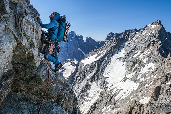 Na jižním pilíři Barre des Écrins (TD, 5c, 1300 m) - při náročnějších výstupech se každý ušetřený gram v batohu počítá
