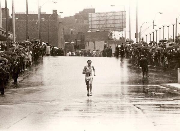 Ron Hill jako první Brit v historii vyhrál v roce 1970 Bostonský maraton, a to v rekordním čase 2:10:30