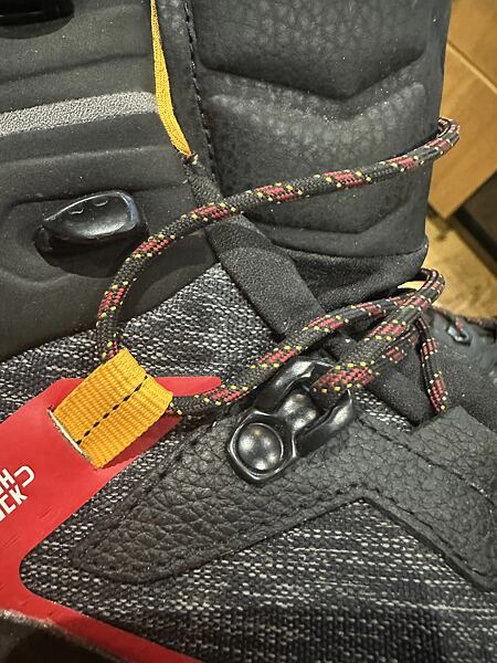 Pánské turistické boty GARMONT HEXAGON GTX – detail „středové sponky na tkaničky“ pro možné rozdílné utažení spodní/horní části boty