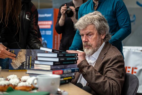 Reinhold Messner v pražském SmíchOff během autogramiády