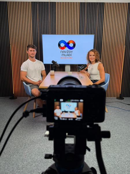 Markéta Chýňavová ve studiu při natáčení Rock Point podcastu s Františkem Knoblochem probírala téma: jak trénovat dnes, aby nám tělo sloužilo v osmdesáti