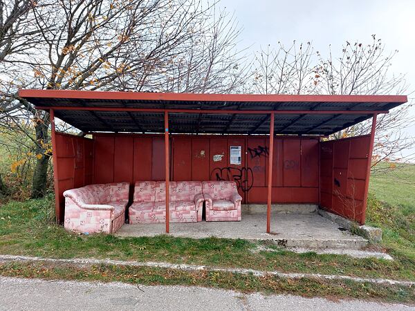 Na Stezce Českem jsme narazili i na autobusovou zástavku s gaučem