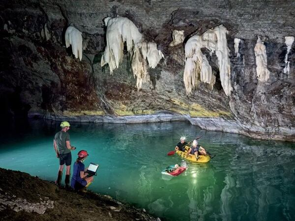 Jezero Neuron – zaměřování profilu dna jezera pomocí sonaru (batymetrie) (foto R. Bouda)