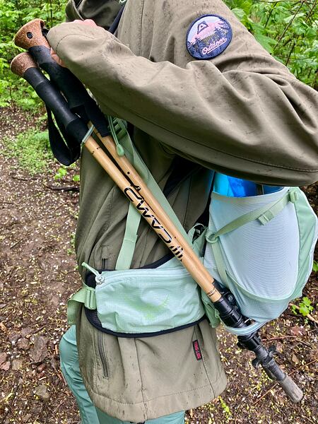 Batoh Osprey Tempest 22 Lady – Stow-on-the-Go™ systém pro upevnění trekových holí za chůze