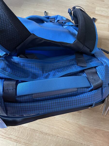 Taška Osprey Transporter Squffel 44 Uni – kapsa na skrytí ramenních popruhů a detail pevného madla pro přenášení v ruce