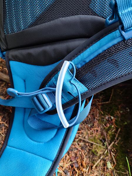 Batoh Osprey Talon 26 Man – detail úchytu pro trekové hole