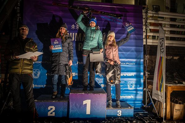 Vítězkyně skialp závodu Šumavský rys 2026 v kategorii do 40 let: Eva Matějovičová (1. místo), Sabine Wallner (2. místo) a Veronika Vlčková (3. místo)