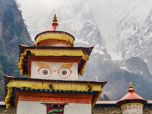 Mu Gompa, klášter ležící přibližně ve výšce 3 700 metrů.
